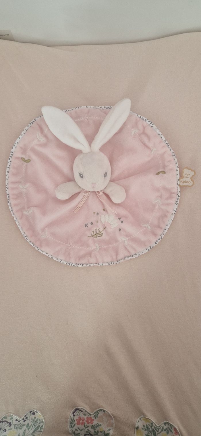 Doudou lapin rose et blanc Kaloo