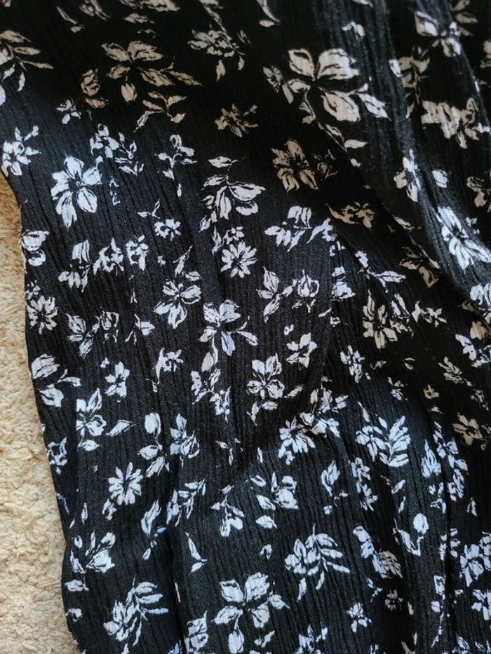 Pantalon fluide et fleuri avec fente sur les côtés Bershka - photo numéro 6