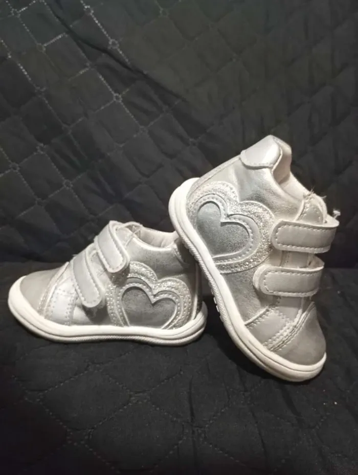 Chaussures montantes grises taille 20