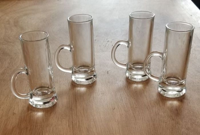 4 très belles mini chopes à bière en verre / Verres à shot