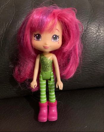 poupée Framboisine (Raspberry Torte en anglais) issue de la collection Fraisinette : Aventures à Fraisiville (version Hasbro 2010)