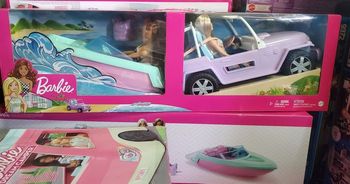 Coffret BARBIE Véhicule, Bateau  et Poupée.