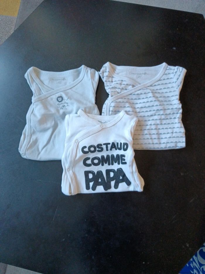 Lot de 3 bodies en 3 mois