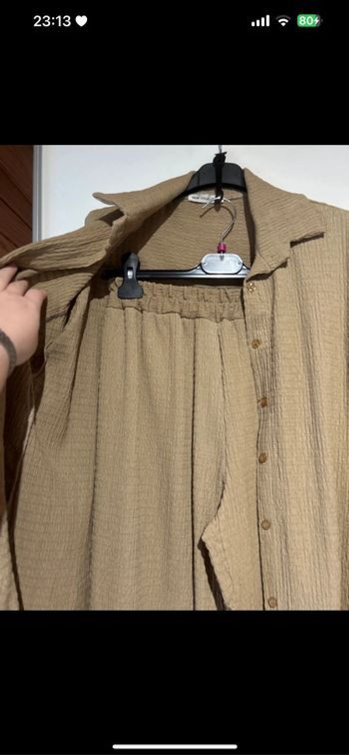 Ensemble beige chemise et pantalon New Collection – Taille unique – Très bon état - photo numéro 2