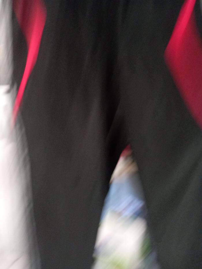Bas  de survêtement adidas taille m. couleur noir et rouge très jolie - photo numéro 6