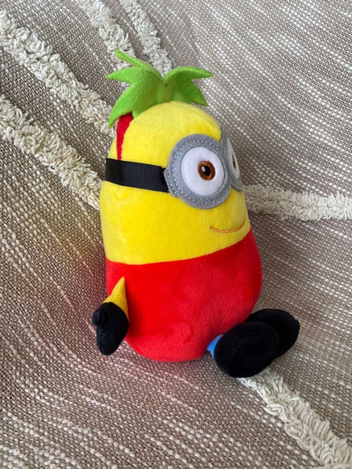 Peluche doudou 25cm Moi moche et méchant les minions jaune tomate rouge très bon état - photo numéro 2