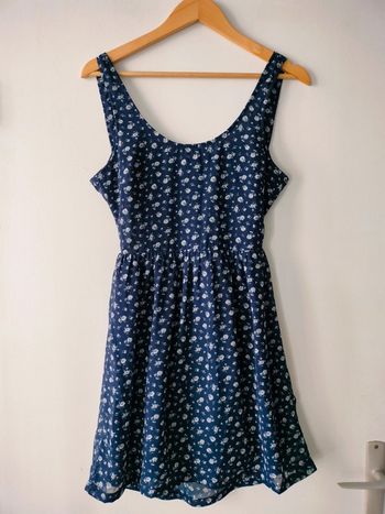 Robe fleurs bleues, dos nu, Jennyfer