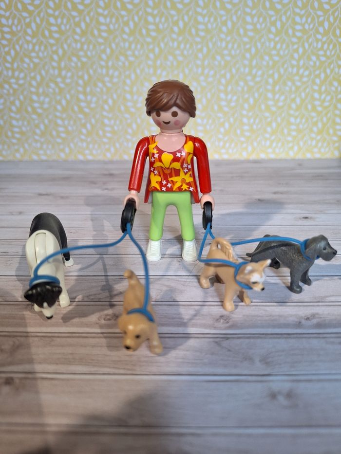 Figurine Playmobil  Promeneuse de chiens