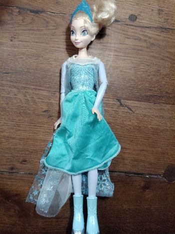 Poupée reine des neiges patin à glace