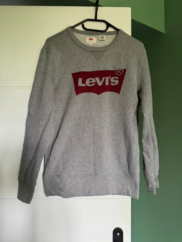 Pull levis gris