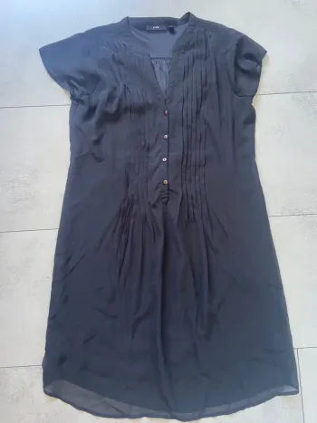Robe noire à manches courtes
