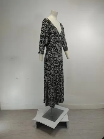 Robe longue noire à fleurs blanches en jersey crêpe, dos nu, taille M A634