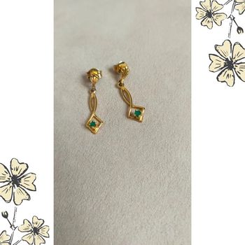 Boucles d’oreilles vintage dorées – strass vert & design géométrique