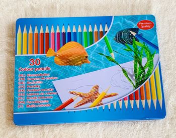 Boîte de 30 crayons de couleur hexagonales en boite métallique