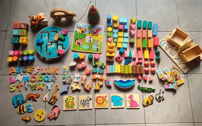 Gros lots de jouets en bois
