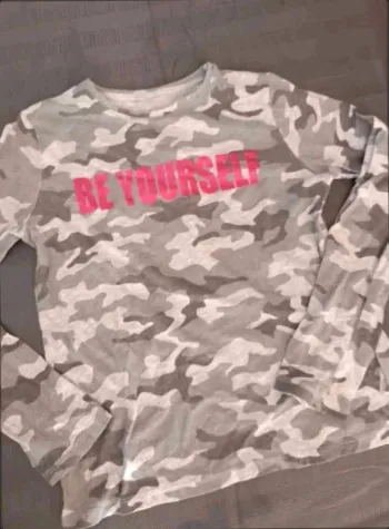 T-shirt  manches  longues  Primark 10  ans  bon  état  C