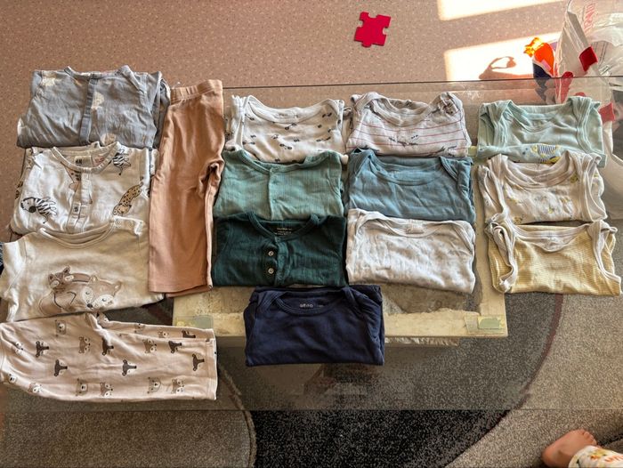 Lot bodies/ pyjamas 12 mois