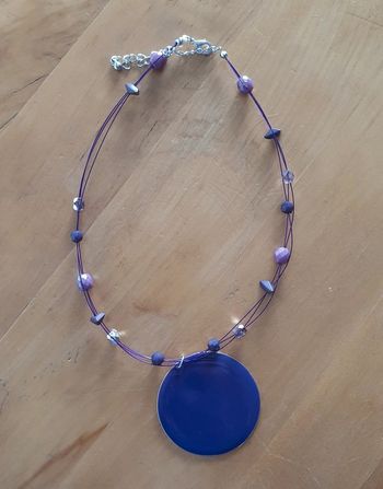 Collier perles et gros pendentif plat violet