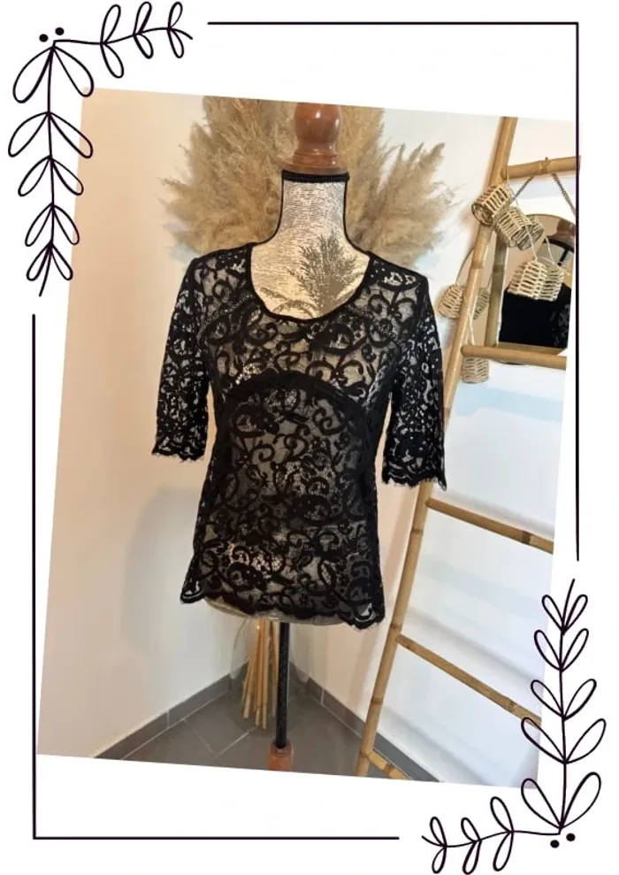 Haut noir chic et élégant en dentelle
