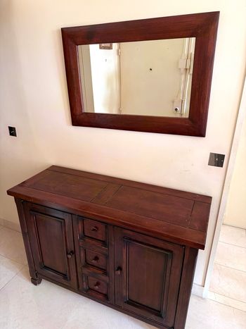 Meuble en bois avec miroir 