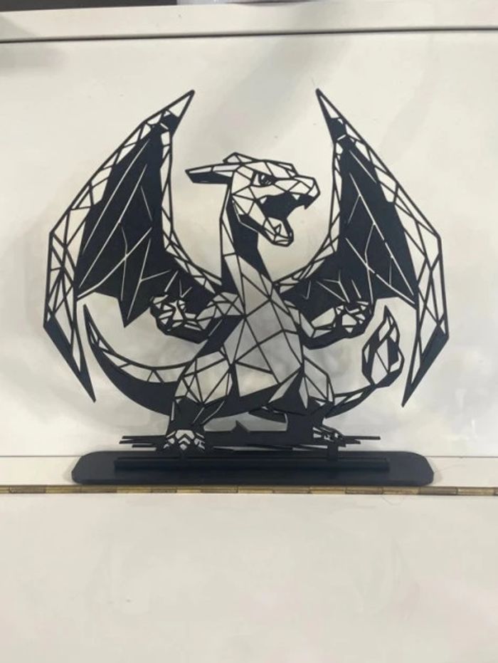 Pokémon Dracofeu Format XL - décoration géométrique avec support