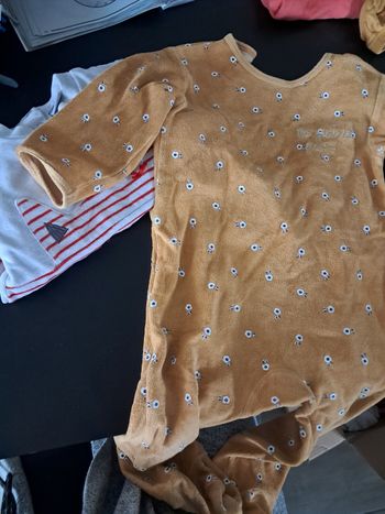 Lot de 2 grenouillères pyjamas jaune fleurs et blanc chat à rayures rouges  fille 18 mois  kiabi Et absorba