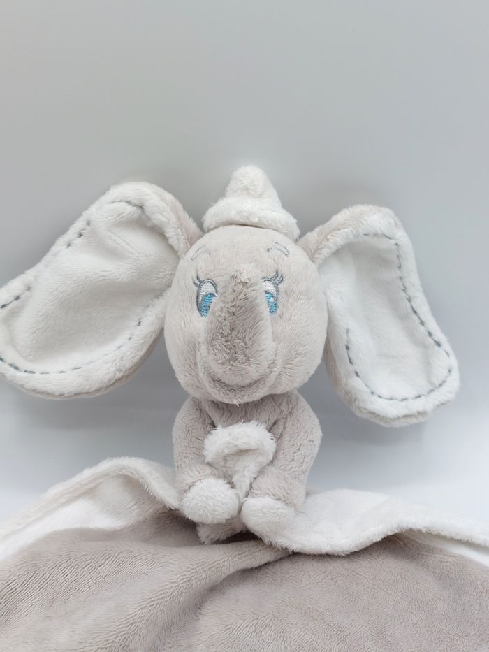 Doudou éléphant Dumbo DISNEY NICOTOY SIMBA mouchoir gris blanc yeux bleus - photo numéro 2