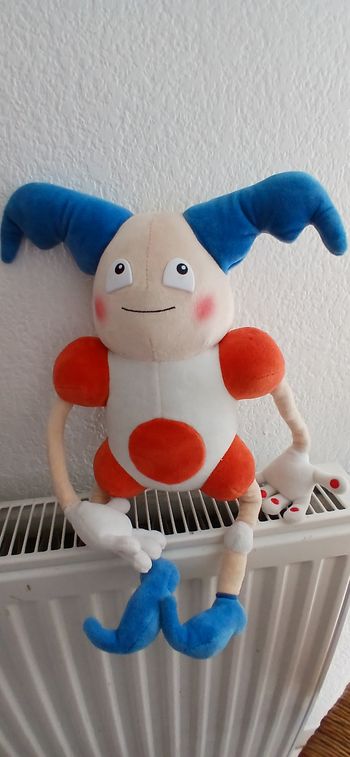 Peluche détective pikachu wci