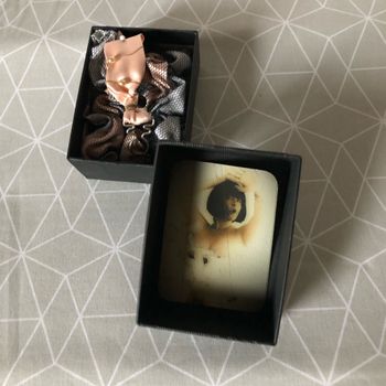 Intrigante Boîte charmante ruban satin avec jarretelle