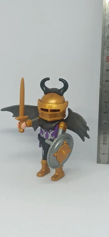 Homme chevalier avec ailes et torse violet playmobil