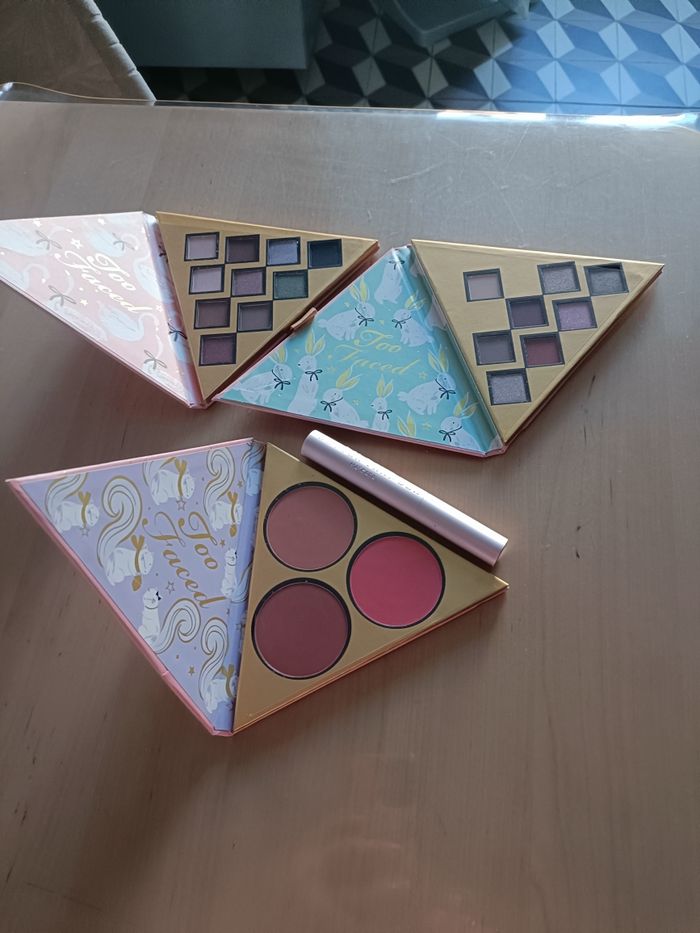 PALETTE DE MAQUILLAGE EN FORME DE SAPIN TOO FACED TRES ORIGINAL