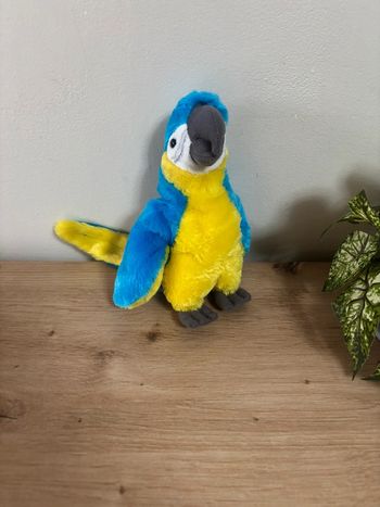 Doudou peluche perroquet bleu jaune créations Dani