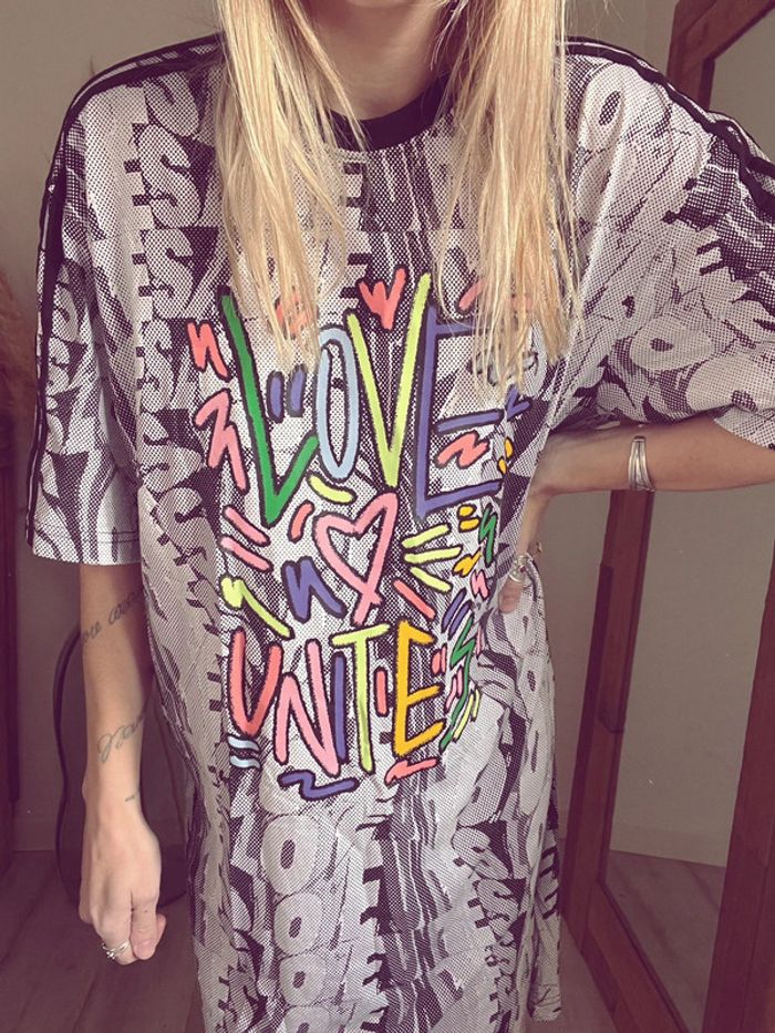 adidas Originals - Pride - Robe t-shirt à imprimé Love Unites neuve noir blanc multicolore