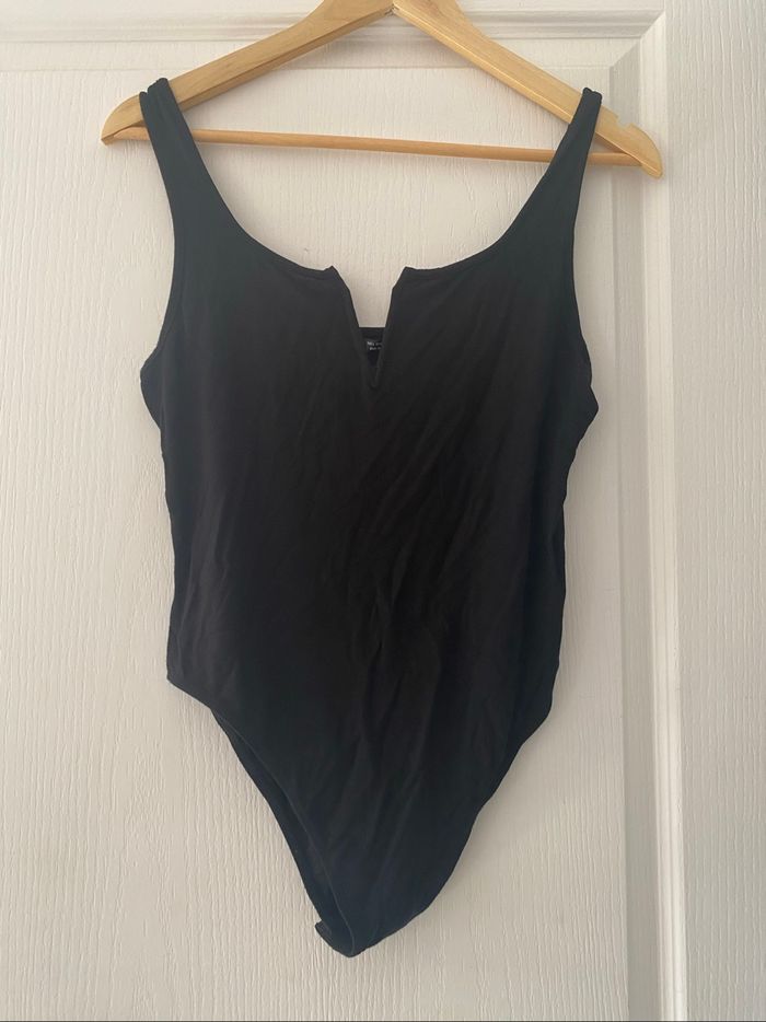 Bodi noir décolleté en V