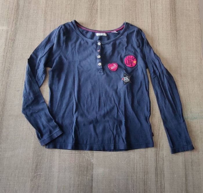 ✨ T-shirt manches longues bleu marine à écussons Okaïdi - T.10 ans - Très bon état - photo numéro 3