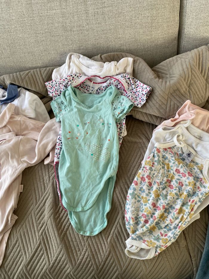 Lot bodies 6 mois - photo numéro 3