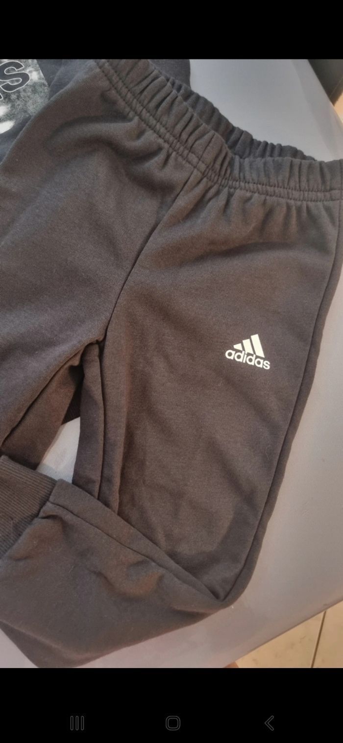 NEUF (non porté) 🏷😍🤩💙💙🏷superbe jogging molleton  ADIDAS mi saison Garçon 24 mois💙💙💙 - photo numéro 4