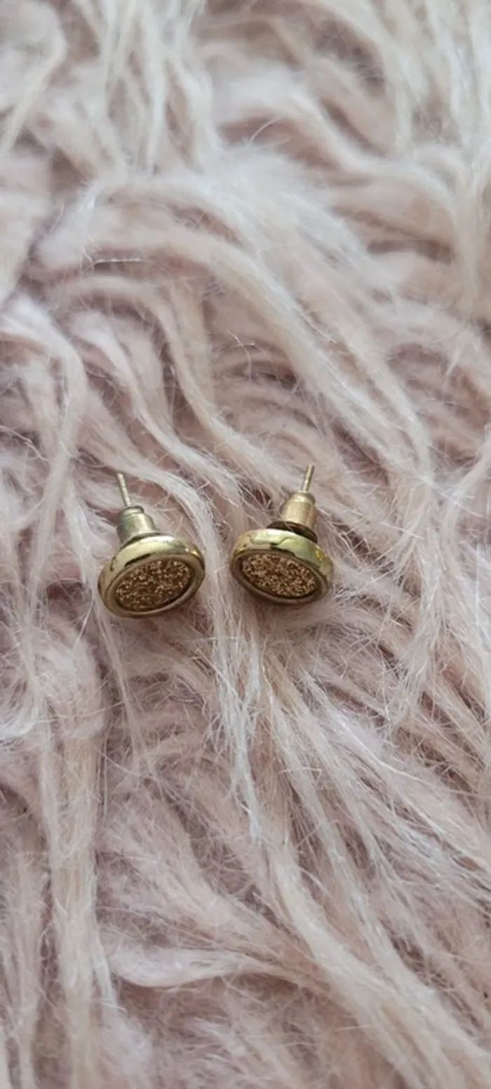 Clous d'oreilles