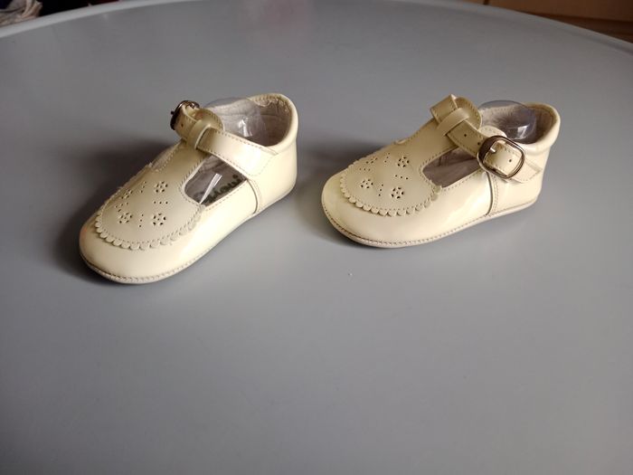 Chaussures bébé neuves cuir souple crème taille 18 - photo numéro 3