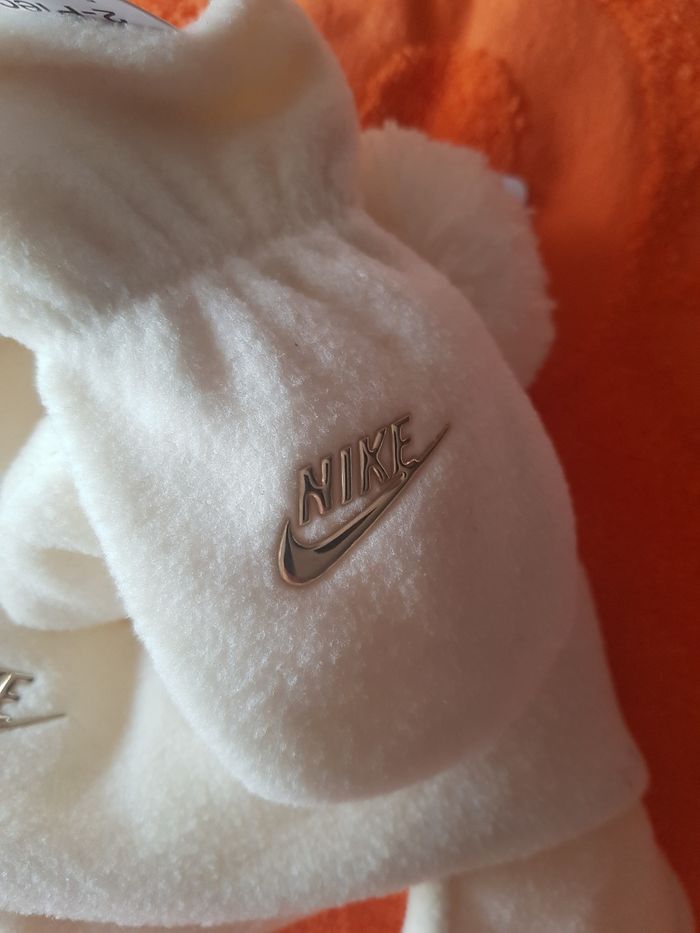 Magnifique endroit bonnet et moufles taille unique nike authentique neuf avec étiquette 🏷 - photo numéro 7