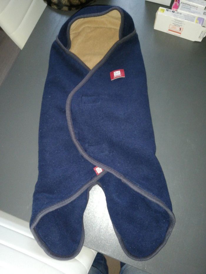 Baby nomade red castle polaire bleu marine chancelière cosy