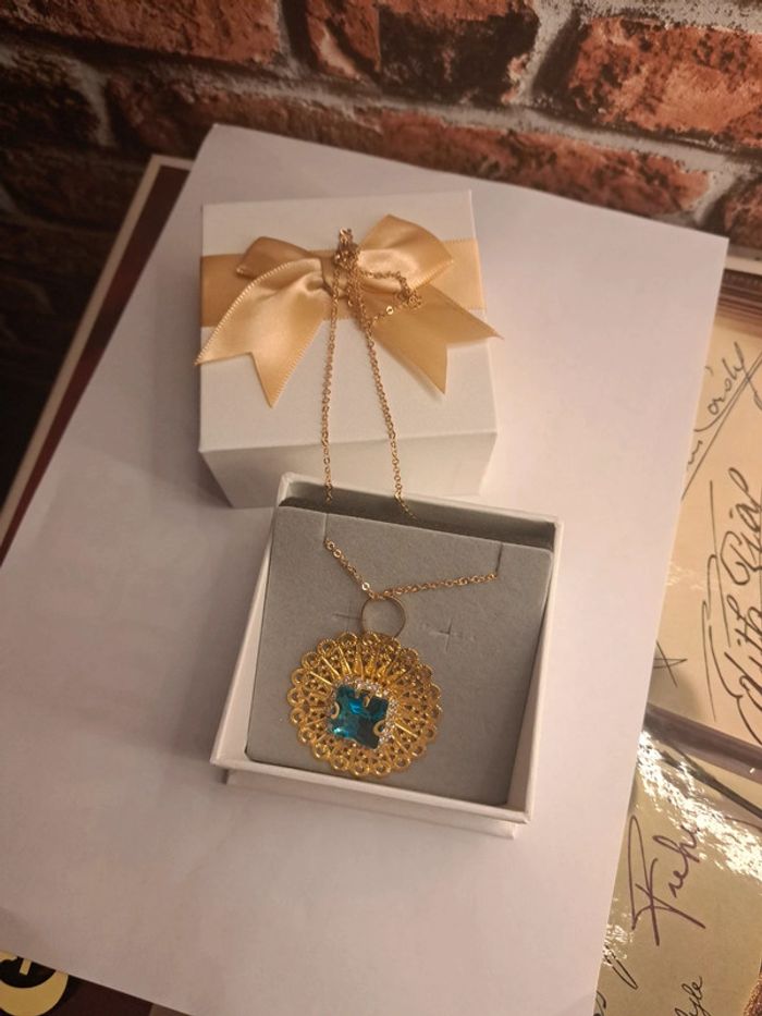 Collier avec pendentif doré et strass bleu turquoise - photo numéro 7