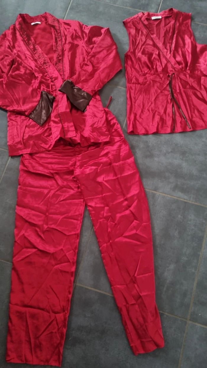 Lot 3 pièces pyjama EtAM satin 42 rouge haut sans manches pantalon  et robe de chambre