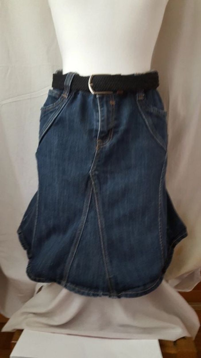 Jupe en jeans contenant de l elasthane .Marque : S.A.C denim