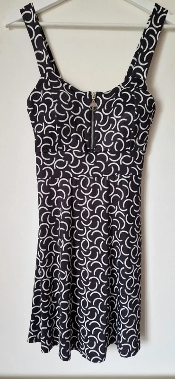 Robe d'été noire et blanche