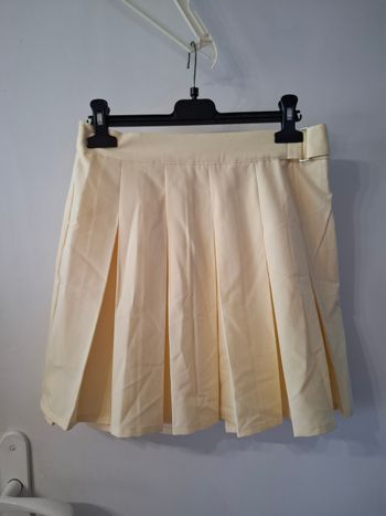 Jupe plissé  pull&bear taille 38 en très bon état 