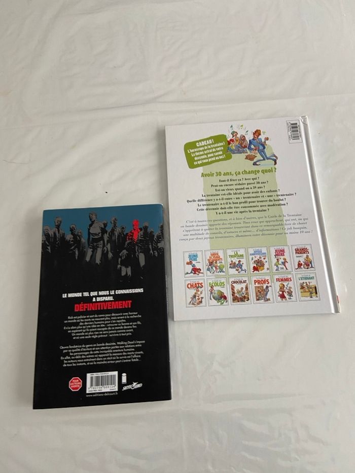 Lot 2 BD : Walking Dead Tome 1 + Le Guide de la Trentaine - photo numéro 2