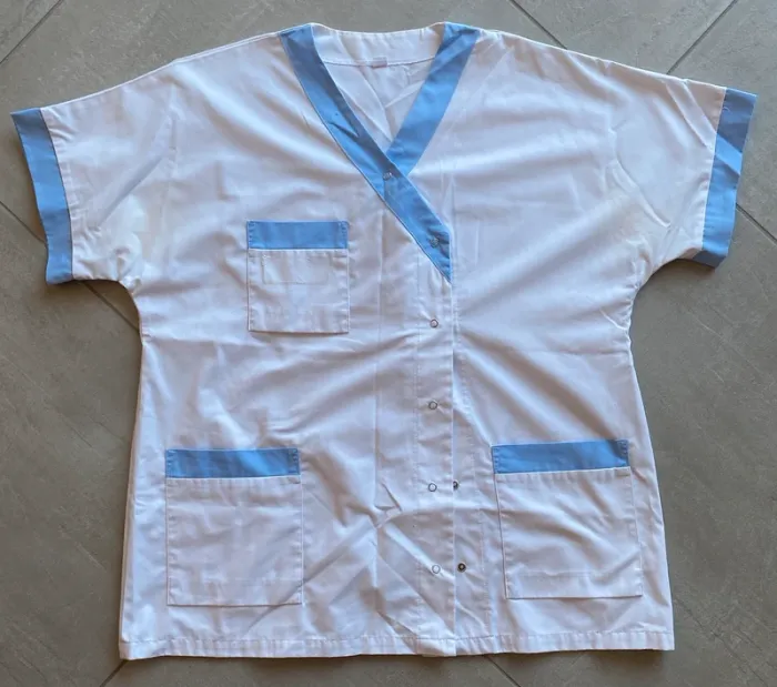 Haut de tenue soignant blanc et bleu