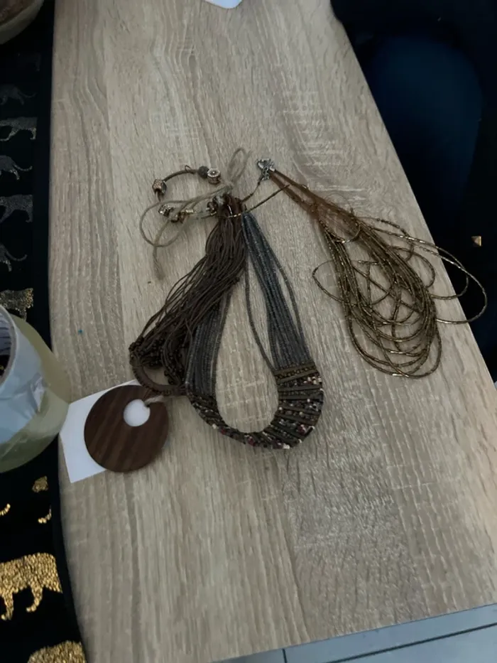 Lot de 3 colliers et un bracelet