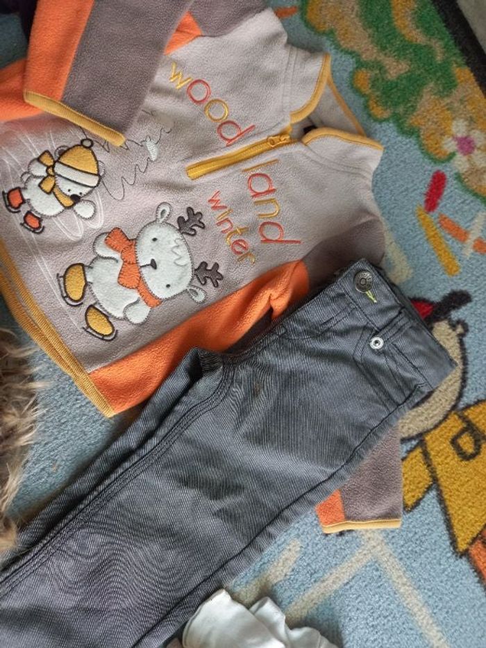 Lot sweat polaire, pantalon avec petite tache et bodies